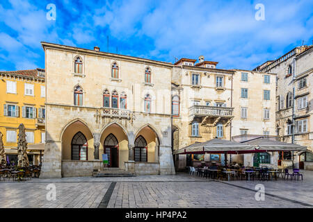 Vista sul vecchio municipio in citta di Spalato a square Pjaca, Croazia Europa. Foto Stock