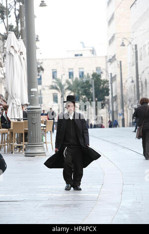 Ultra-ebreo ortodosso a piedi a Jaffa street nella parte occidentale di Gerusalemme, Israele Foto Stock