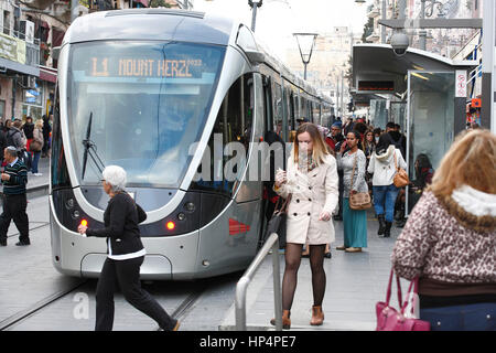 La fermata del tram con persone infront di Gerusalemme Light Rail Transit (L 1) a Jaffa Road nella parte occidentale della nuova Gerusalemme, Israele Foto Stock