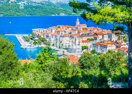 Vista aerea sulla città di Korcula durante il periodo estivo in Croazia. Foto Stock