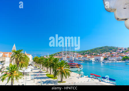 Vista aerea sulla città costiera di Trogir nel sobborgo della città di Split, Croazia. Foto Stock