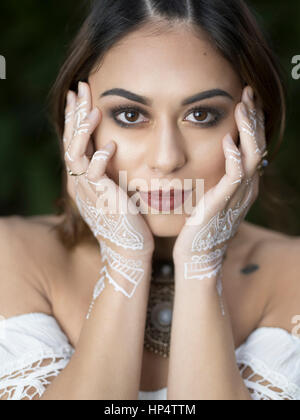 Bohemian donna con il bianco henna sulle mani Foto Stock