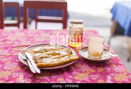 Banana frittelle di miele e lo zenzero tè al limone in un cafe Foto Stock
