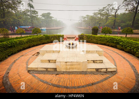 Pace eterna fiamma, lumbini zona monastica Foto Stock