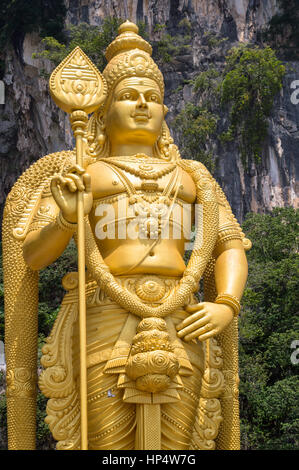 Murugan statua all'ingresso delle Grotte Batu vicino a Kuala Lumpur in Malesia Foto Stock