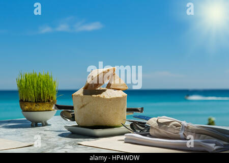 Drink di cocco sullo sfondo del mare Foto Stock