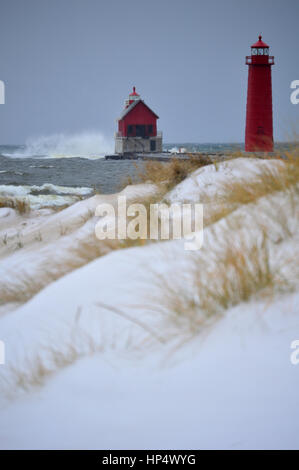 Grand Haven faro con spiaggia e onde che si infrangono sulla sommità del faro Foto Stock