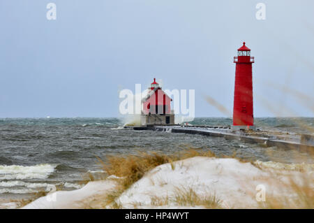 Grand Haven faro con spiaggia e onde che si infrangono sulla sommità del faro Foto Stock