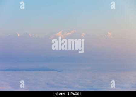 Vista da bandipur: strato di inversione nella Marsyangdi River Valley, Nepal, con il dhaulagiri, Annapurna, il manaslu, ganesh, langtang montagne Foto Stock