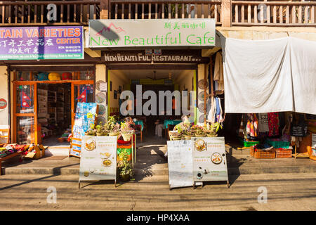 La vetrina del nuovo bellissimo Cafe a Pokhara, Nepal Foto Stock