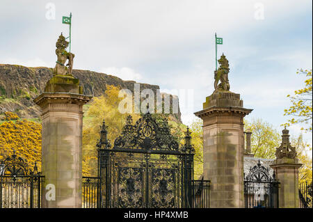 La recinzione sul lato del Palazzo di Holyroodhouse di Edimburgo. Foto Stock