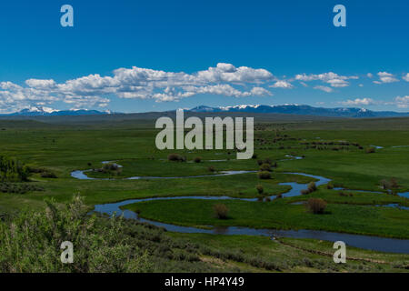 Un fiume avvolgimento attraverso un ampio fondovalle in Colorado Foto Stock