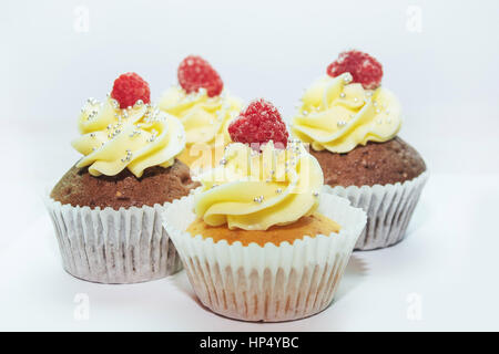 Muffin con crema. Piatti sul tavolo del buffet. Foto Stock