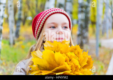 Foto della ragazza con bouquet da fogli in autunno Foto Stock