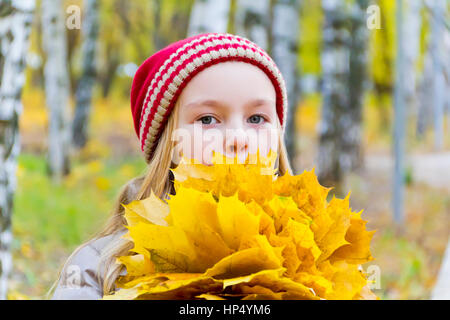 Foto della ragazza con bouquet da fogli in autunno Foto Stock