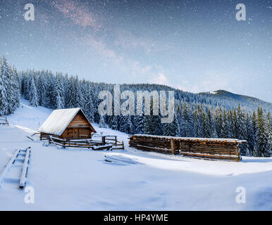 Chalet di montagna a notte sotto le stelle. Foto Stock