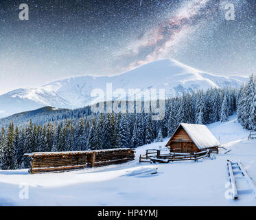 Chalet di montagna a notte sotto le stelle. Foto Stock