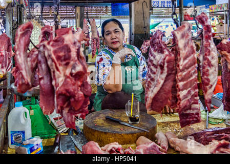 Phnom Penh Cambogia - 30 dicembre 2016: una donna non identificato in posa nella sua macelleria situato in Cambogia la città capitale del mercato centrale Foto Stock