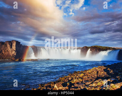 Cascate Godafoss al tramonto. Bellezza Mondo. L'Islanda, Europa