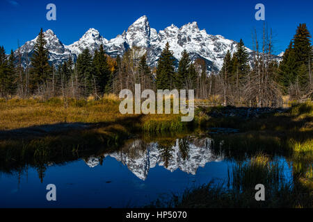 Montagne che si riflettono su di un lago calmo - Wyoming Foto Stock