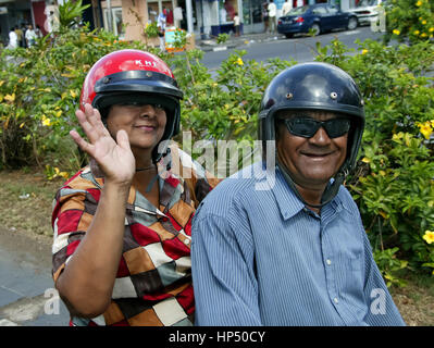 Coppia in moto, caschi, Port Louis, il traffico stradale, traffico, Mauritius, Port Louis, il traffico della strada, traffico Foto Stock