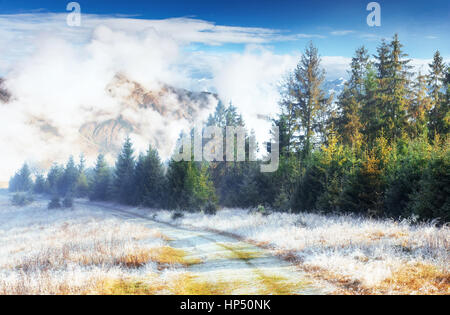 Ottobre mountain range nei primi giorni invernali Foto Stock