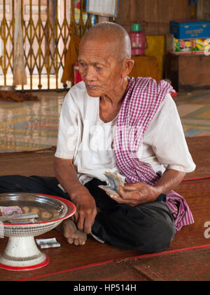 Cambogiano di fortune teller nel tempio Foto Stock