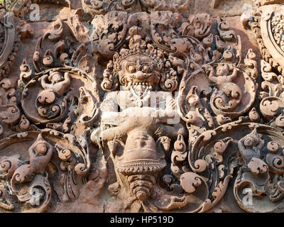 Il Banteay Srei, Siem Reap, Cambogia - un tempio indù dedicato a Shiva commissionato da un bramino. Le più belle incisioni su pietra rosato Foto Stock