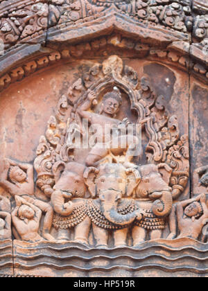 Il Banteay Srei, Siem Reap, Cambogia - un tempio indù dedicato a Shiva commissionato da un bramino. Le più belle incisioni su pietra rosato Foto Stock