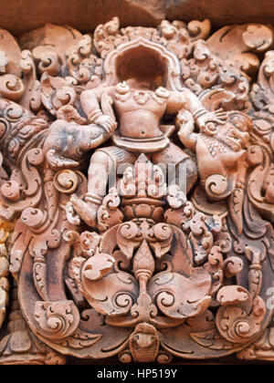 Il Banteay Srei, Siem Reap, Cambogia - un tempio indù dedicato a Shiva commissionato da un bramino. Le più belle incisioni su pietra rosato Foto Stock