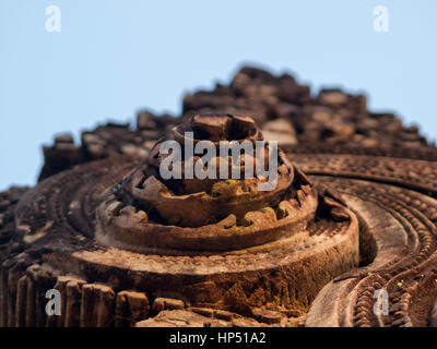 Il Banteay Srei, Siem Reap, Cambogia - un tempio indù dedicato a Shiva commissionato da un bramino. Le più belle incisioni su pietra rosato Foto Stock