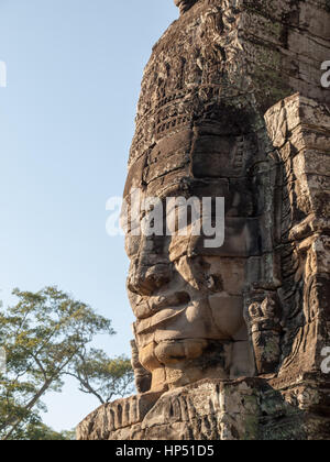 Bayon, Siem Reap, Cambogia - costruito da Jayavarman VII con 54 torri con 216 volti sorridenti Foto Stock