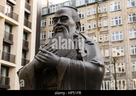 Statua di bronzo di Confucio al di fuori della Libreria Maughan su Chancery Lane, Londra, WC2. Foto Stock