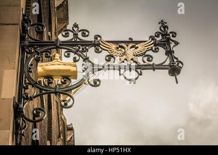 Il "segno della bottiglia d'oro" fuori C. Hoare & Co., la più antica banca di deposito privata della Gran Bretagna, su Fleet Street, Londra, Inghilterra, Regno Unito Foto Stock