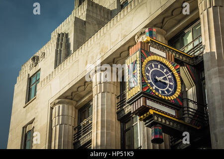 Il clock di ornamentali in Peterborough House, il vecchio Daily Telegraph edificio sul Fleet Street, Londra, Regno Unito. Foto Stock