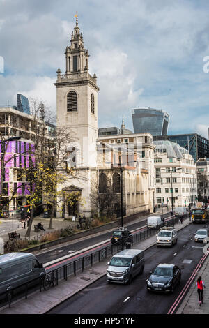 St James Garlickhythe su Upper Thames Street circondato da traffico. Foto Stock
