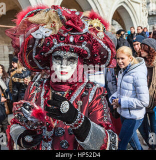 Venezia,Italy-February 18, 2012: Environmentla ritratto di una persona non identificata che indossa un complesso travestimento veneziano nella affollatissima piazza San Marco d Foto Stock