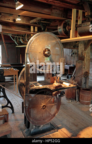 Macchinari all'interno del servizio lavanderia & machine shop edificio in Hancock Shaker Village, Hancock, Massachusetts, Stati Uniti. Foto Stock