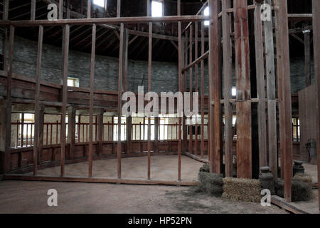 Guardando le interno in legno nella pietra rotonda Granaio, costruito nel 1826, nell'Hancock Shaker Village, Hancock, Massachusetts, Stati Uniti. Foto Stock