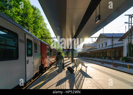 Bad Aussee, stazione ferroviaria con treni regionali, Ausseerland-Salzkammergut, Steiermark, Stiria, Austria Foto Stock