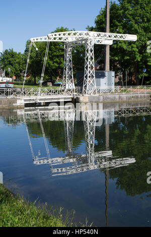 Vecchia barca idraulico sollevatori e storico Canal du Centre, Belgio, Patrimonio Unesco - Il sollevatore idraulico di Strepy-Bracquegnies Foto Stock