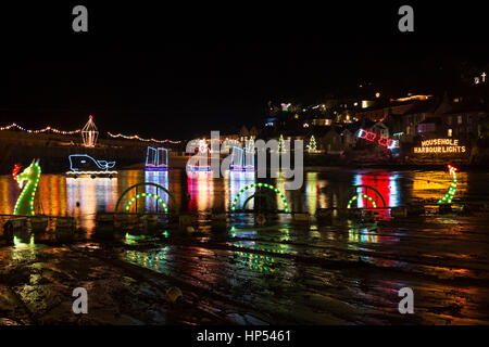 Mousehole Harbour Lights a Natale, Cornwall, Regno Unito Foto Stock