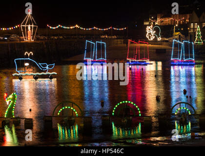 Colorate luci di Natale, Mousehole Harbour, Cornwall, England, Regno Unito Foto Stock