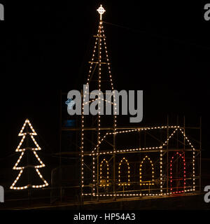 La chiesa, Mousehole le luci di Natale, Cornwall, Regno Unito Foto Stock