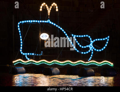 La balena, Mousehole le luci di Natale, Cornwall, Regno Unito Foto Stock