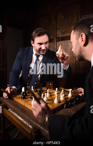 Ricchi uomini d'affari giocando a scacchi Foto Stock