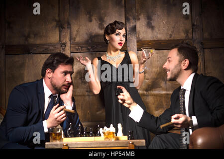 Ricchi uomini d'affari giocando a scacchi Foto Stock