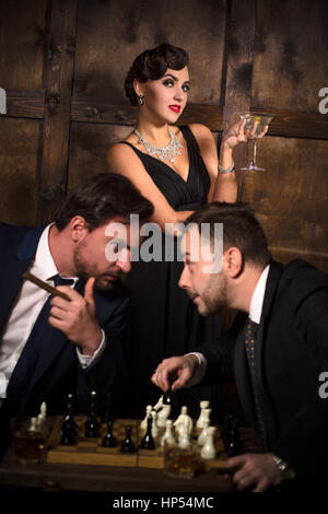 Ricchi uomini d'affari giocando a scacchi Foto Stock