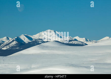 Luna sopra Omero young picco nella beaverhead montagne in inverno vicino a Jackson, montana Foto Stock