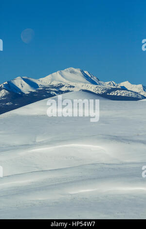 Luna sopra Omero young picco nella beaverhead montagne in inverno vicino a Jackson, montana Foto Stock